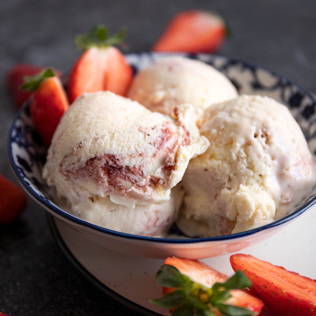 Keto Vanilleeis mit Erdbeer-Swirl | Simply Keto Keto Vanilleeis mit Erdbeer-Swirl | Simply Keto