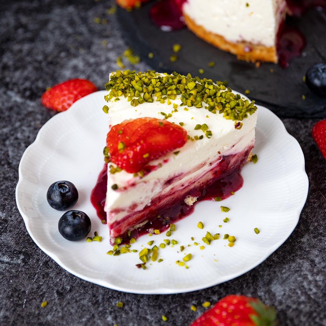 Low-Carb & Keto Sahne-Waldbeer-Torte mit Pistazien | Simply Keto Low-Carb & Keto Sahne-Waldbeer-Torte mit Pistazien | Simply Keto