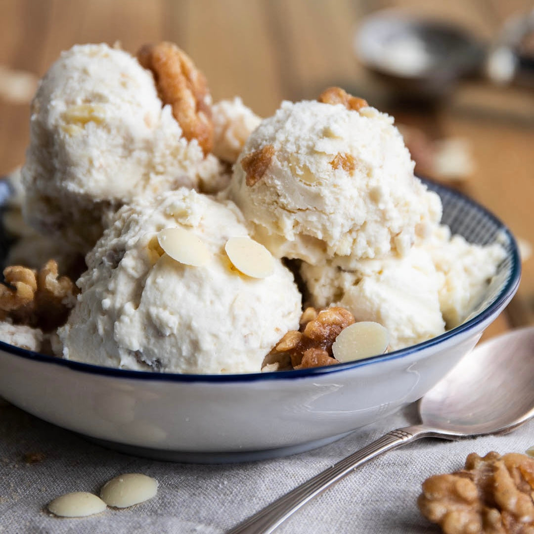 Weißes Low-Carb & Keto Schokoladen-Walnuss-Eis | Simply Keto Weißes Low-Carb & Keto Schokoladen-Walnuss-Eis | Simply Keto