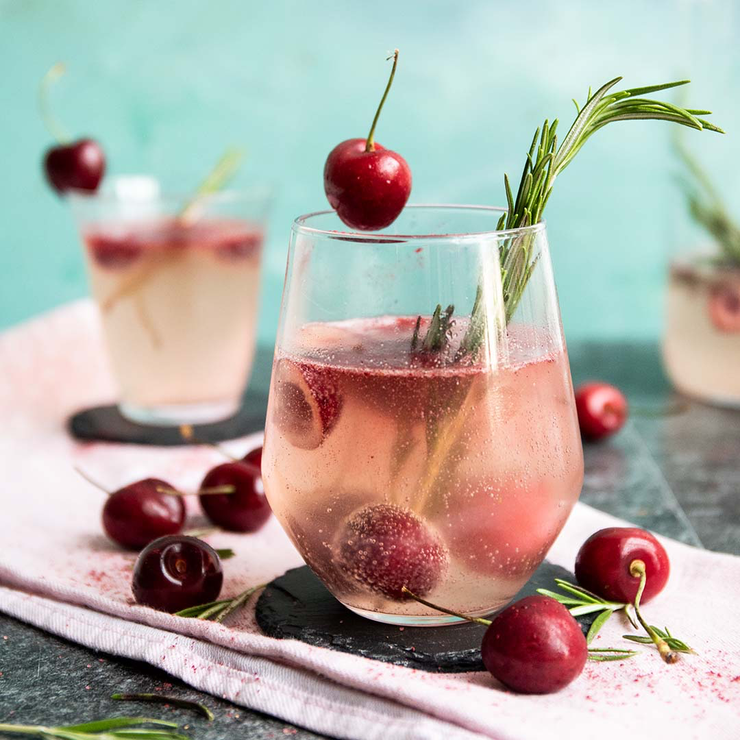 Low-Carb Kirsch-Rosmarin-Bowle | Simply Keto Low-Carb Kirsch-Rosmarin-Bowle | Simply Keto