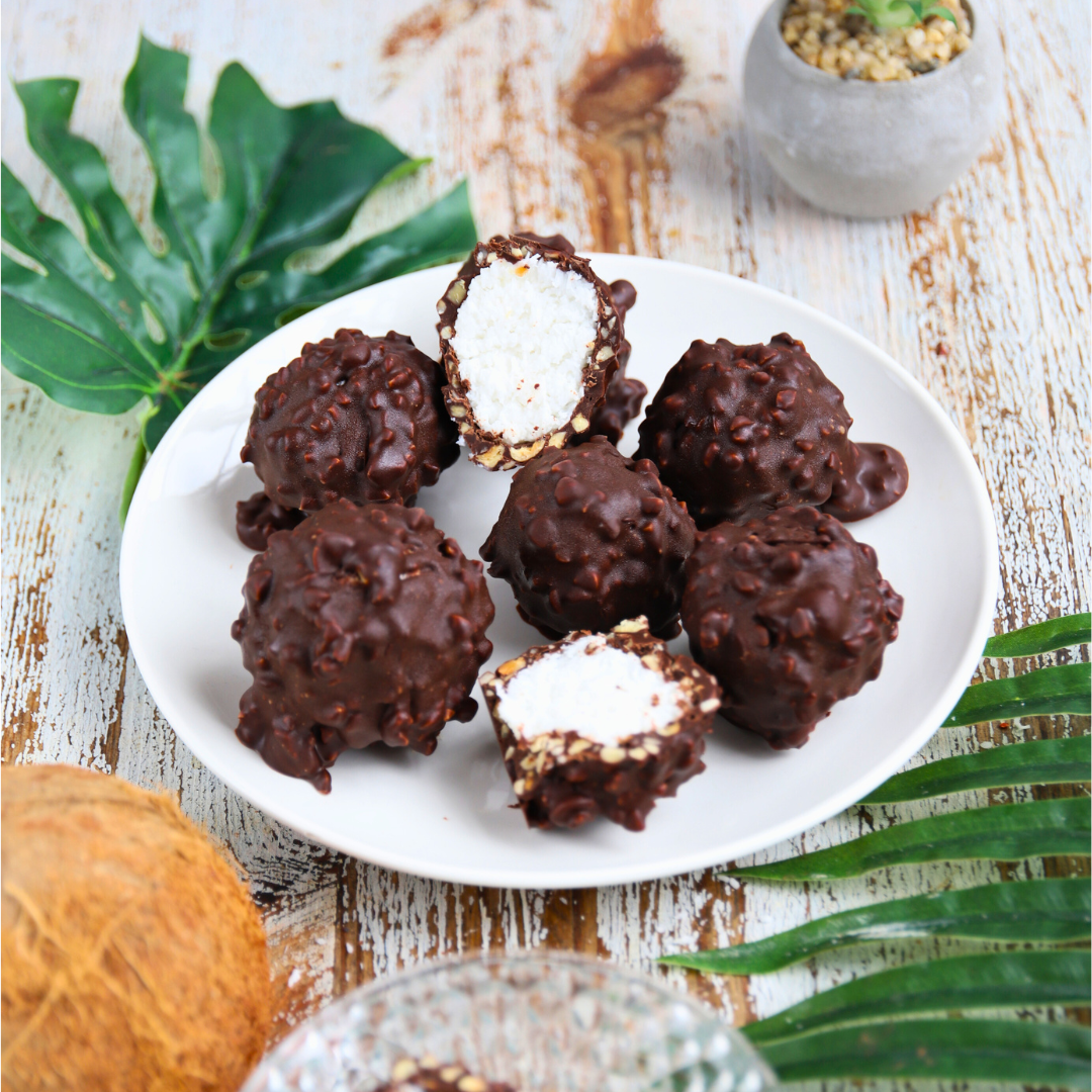 Low-Carb Schoko-Kokos-Kugeln mit Haselnusscrunch | Simply Keto