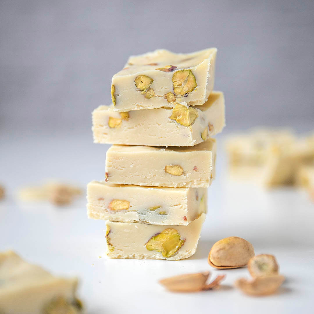 Weißes Low-Carb Schoko Fudge mit Pistazien | Simply Keto