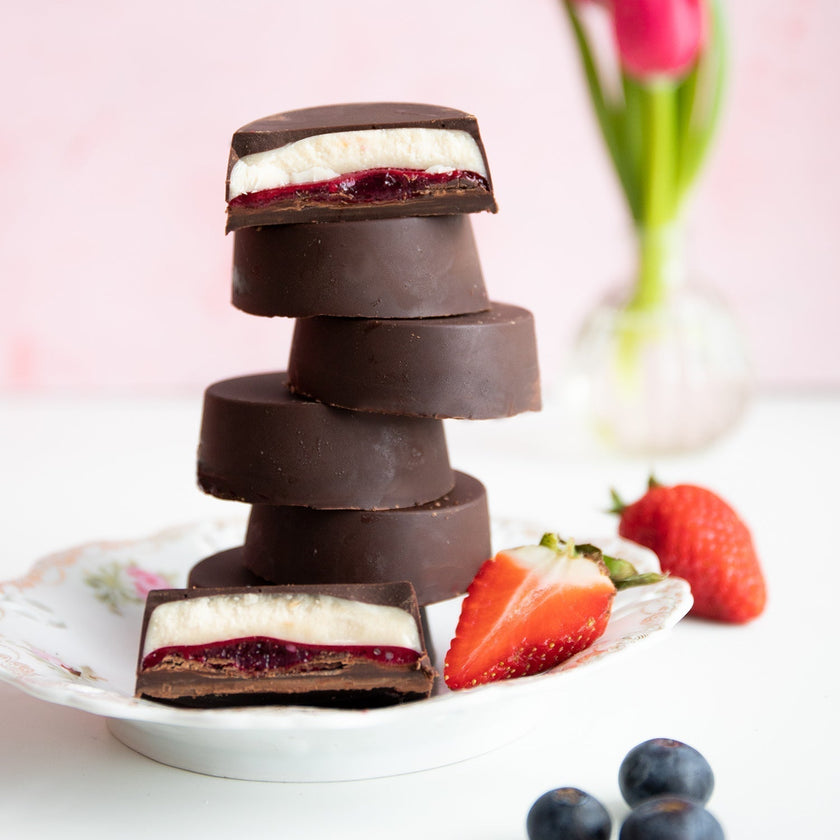 Low-Carb Mandel-Waldbeere-Schoko-Cups