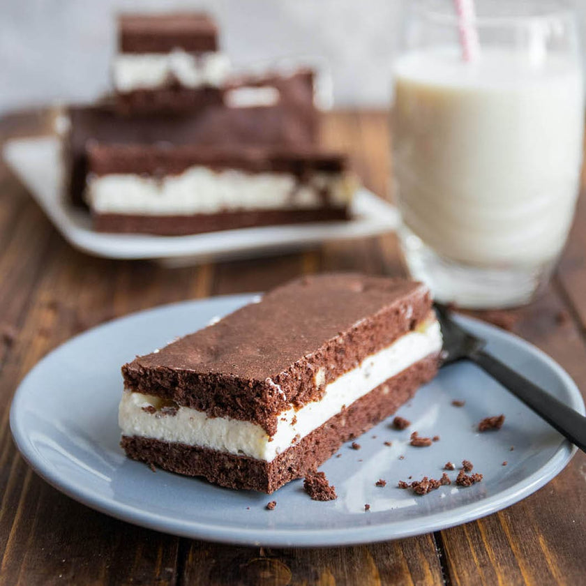 Fluffiges Low-Carb & Keto Schoko Sandwich mit Cremefüllung