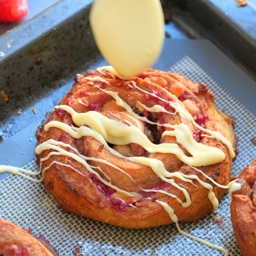 Low-Carb Himbeer-Vanille Hefeschnecken mit weißer Schokolade
