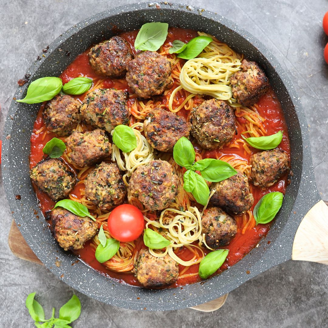 Low-Carb Edamame-Pasta mit würzigen Hackbällchen & Tomatensauce