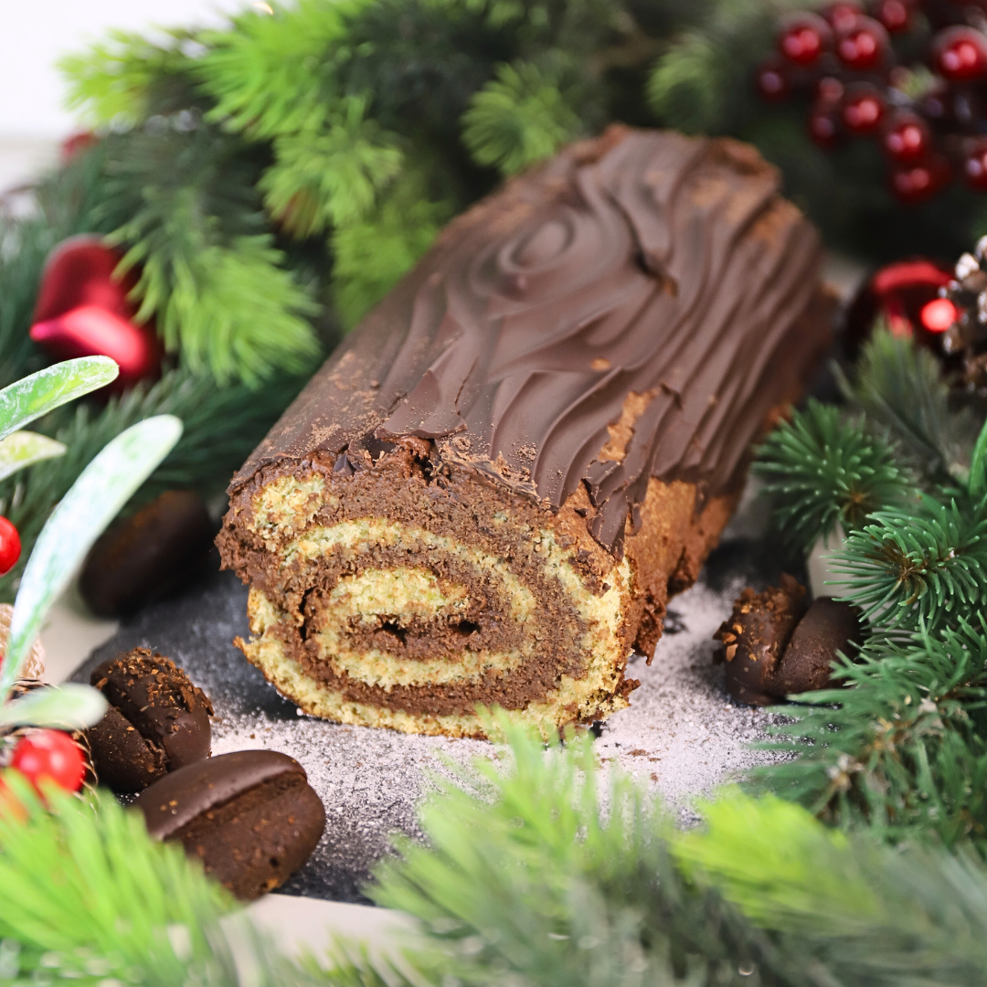 Low-Carb & Keto Bûche de Noël mit Schoko-Sahne-Creme