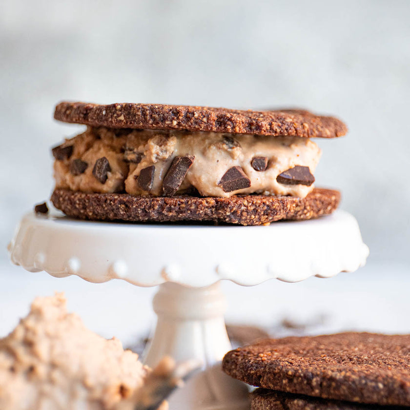 Low-Carb Double Chocolate Cookie Eis Sandwich