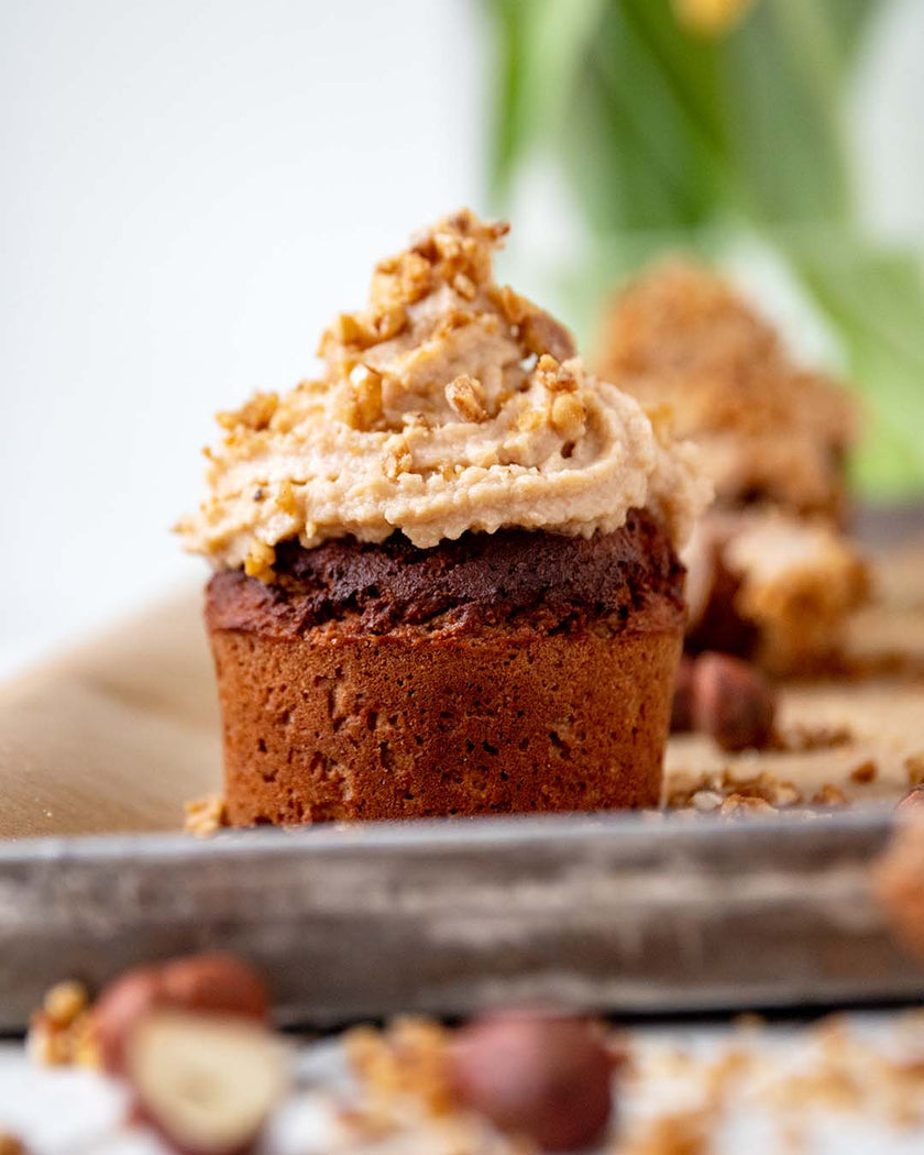 Low-Carb & Keto Cupcakes mit Haselnuss-Schoko-Füllung
