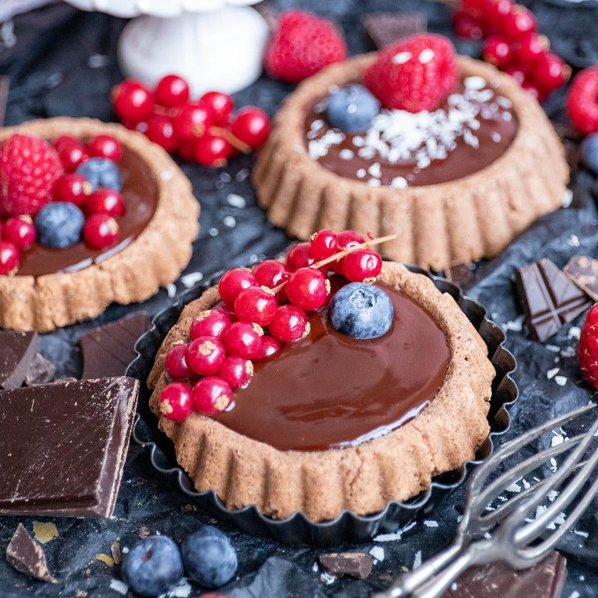 Schokoladige Low-Carb & Keto Tartelettes mit Beeren