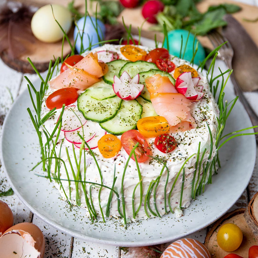 Herzhafte Low-Carb & Keto Oster-Torte mit Lachscreme