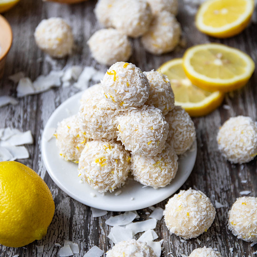 Vegane Low-Carb Zitronen-Kokosnuss-Bällchen