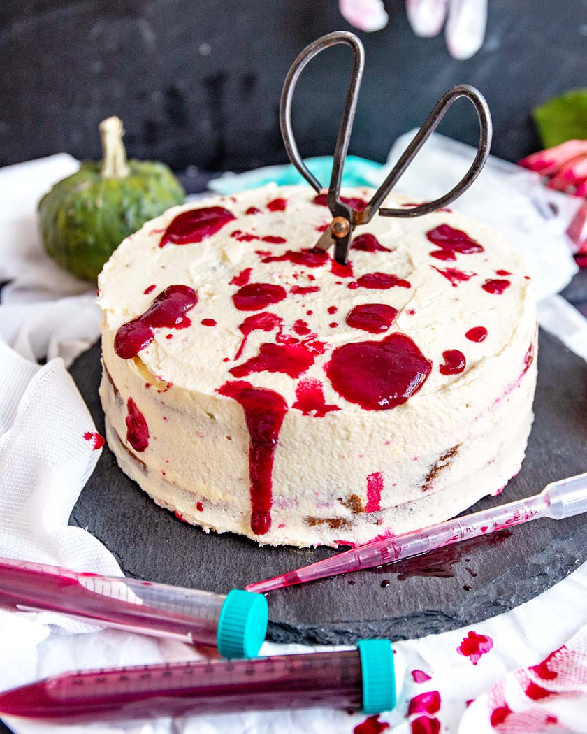 Low-Carb & Keto Halloween – blutige Red Velvet Torte