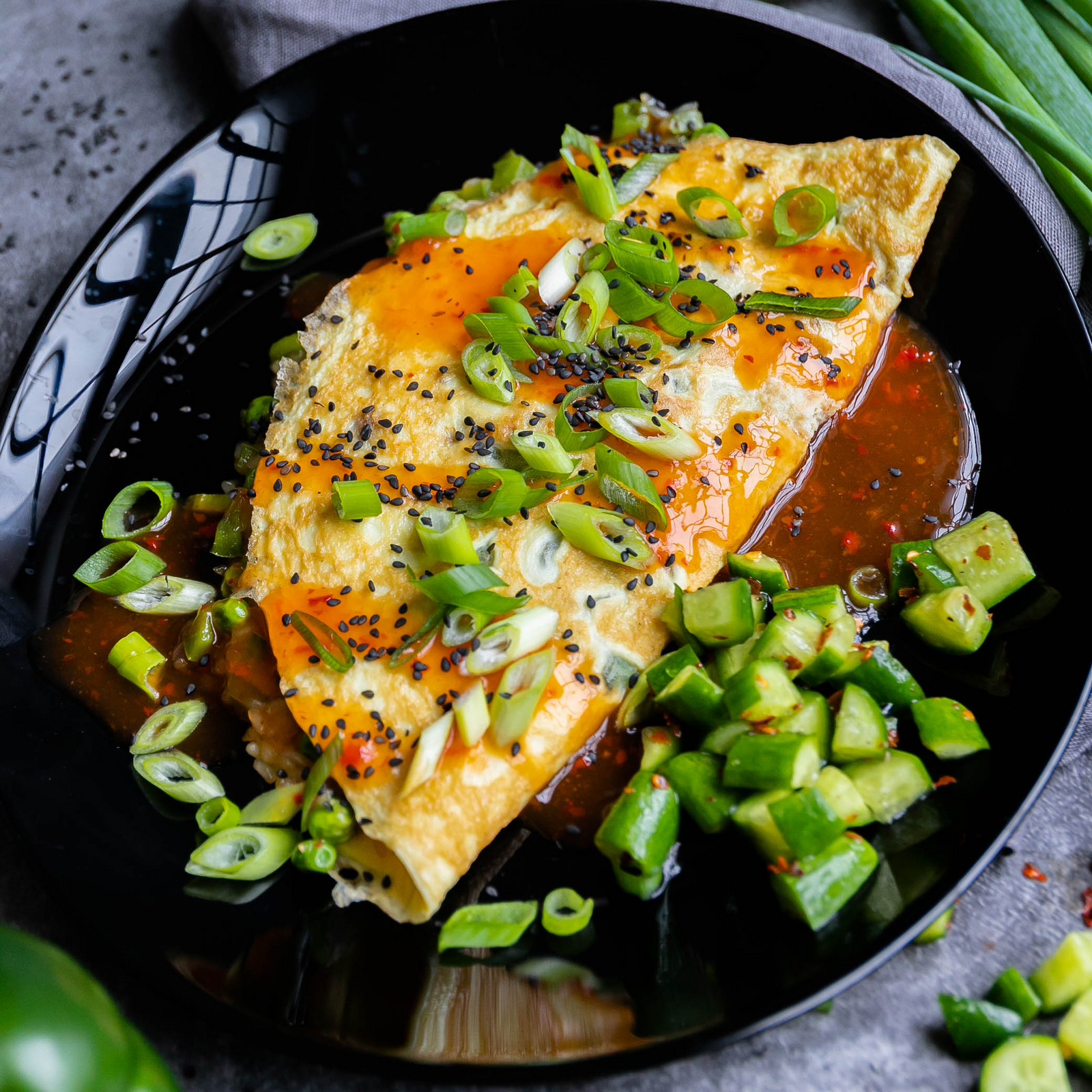 Japanisches Low-Carb Reisomelett mit Gurkensalat