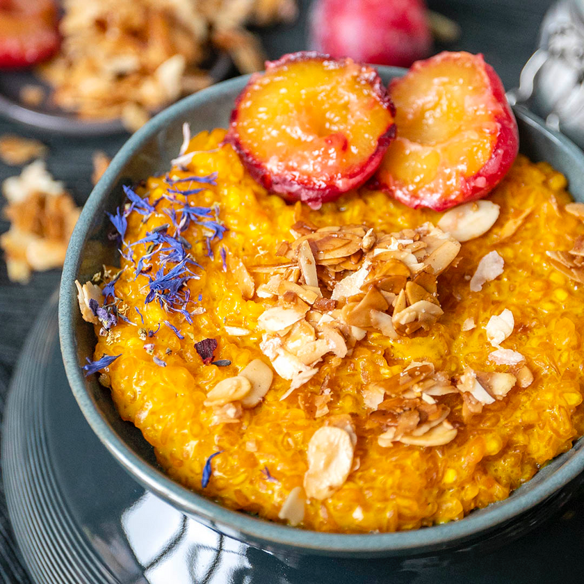 Goldener Low-Carb Milchreis mit Pflaumen