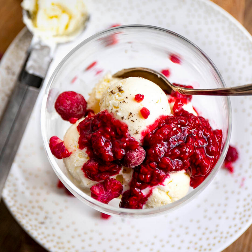 Low-Carb & Keto Vanilleeis mit heißen Himbeeren