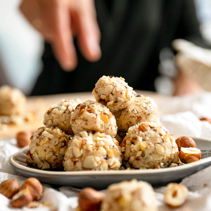 Vegane & Low-Carb Haselnuss-Protein-Bällchen mit weißer Schokolade