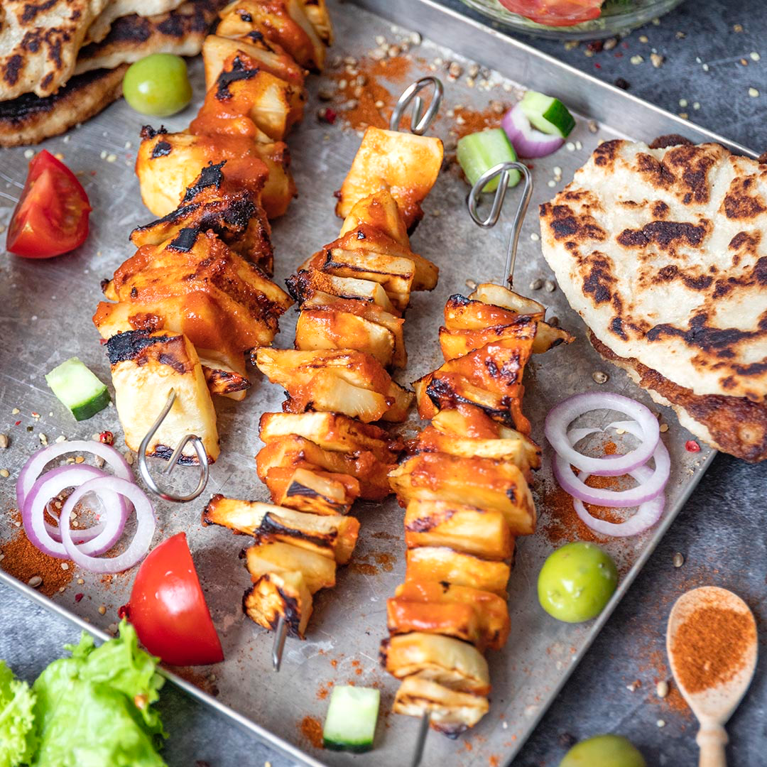 Vegane & Low-Carb Shawarma Spieße aus Knollensellerie mit Naan-Brot