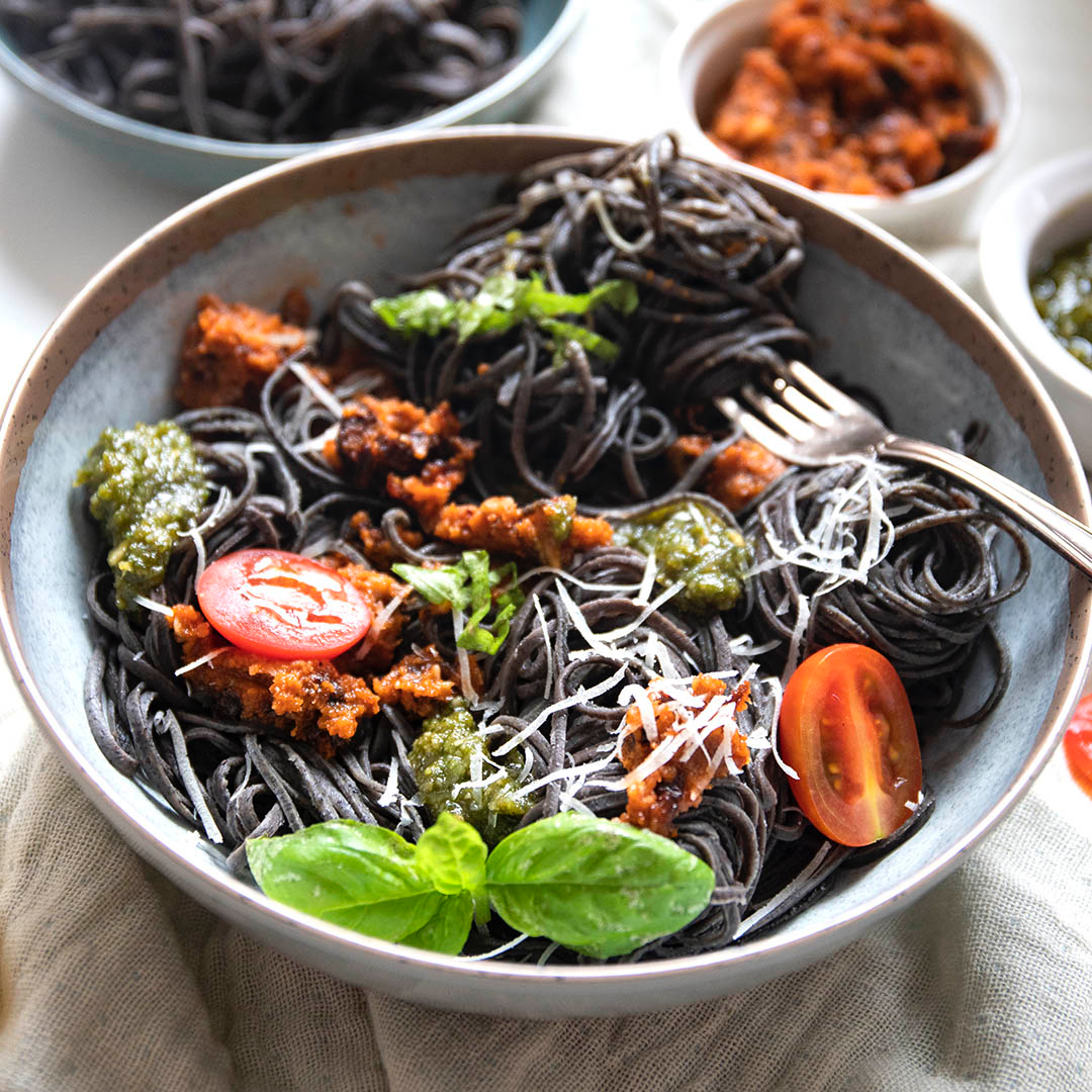 Low-Carb Schwarze Bohnen Pasta mit zweierlei Pesto