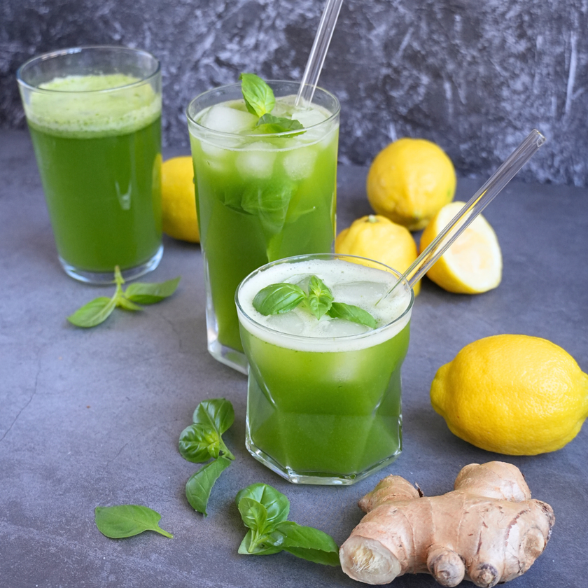 Keto Sommerdrink mit Ingwer und Basilikum