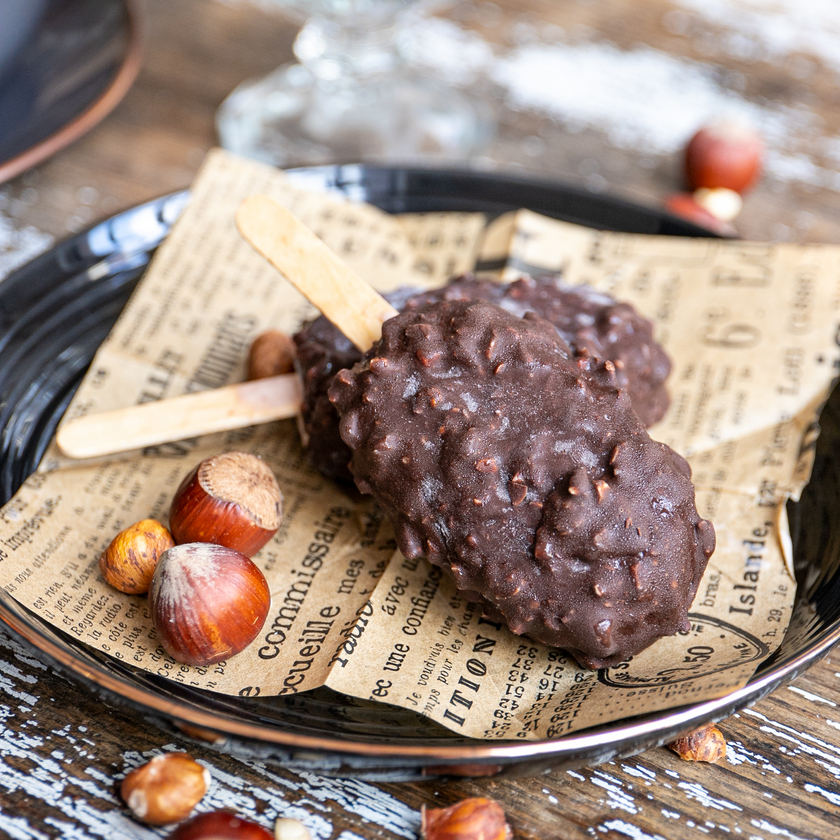 Low-Carb Haselnusseis am Stiel im Rocher-Style