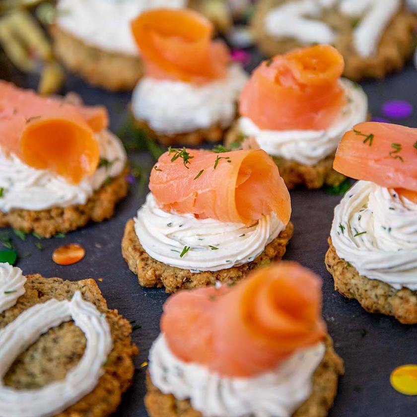 Lachs auf Low-Carb & Keto Crackern