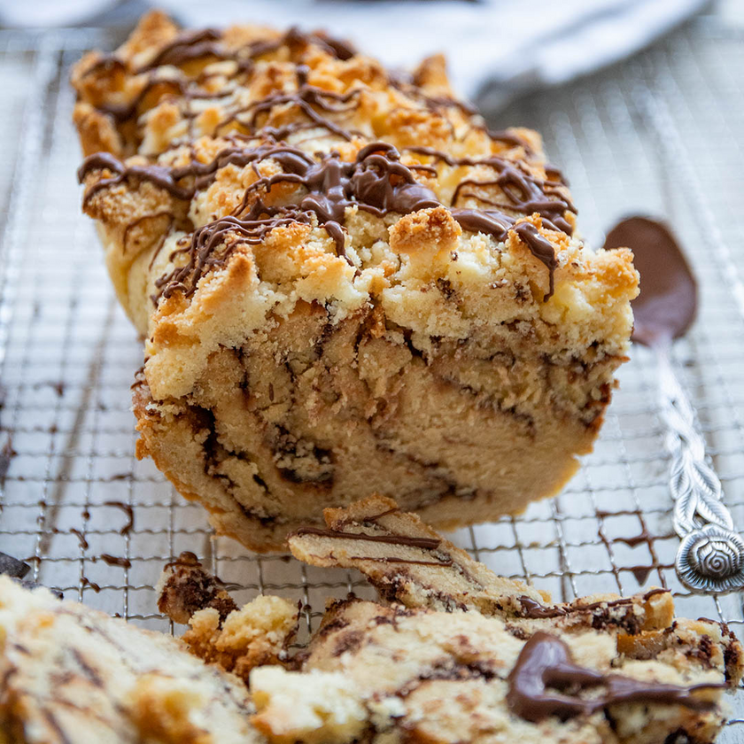 Low-Carb & Keto Schoko-Stollen mit Streuseln