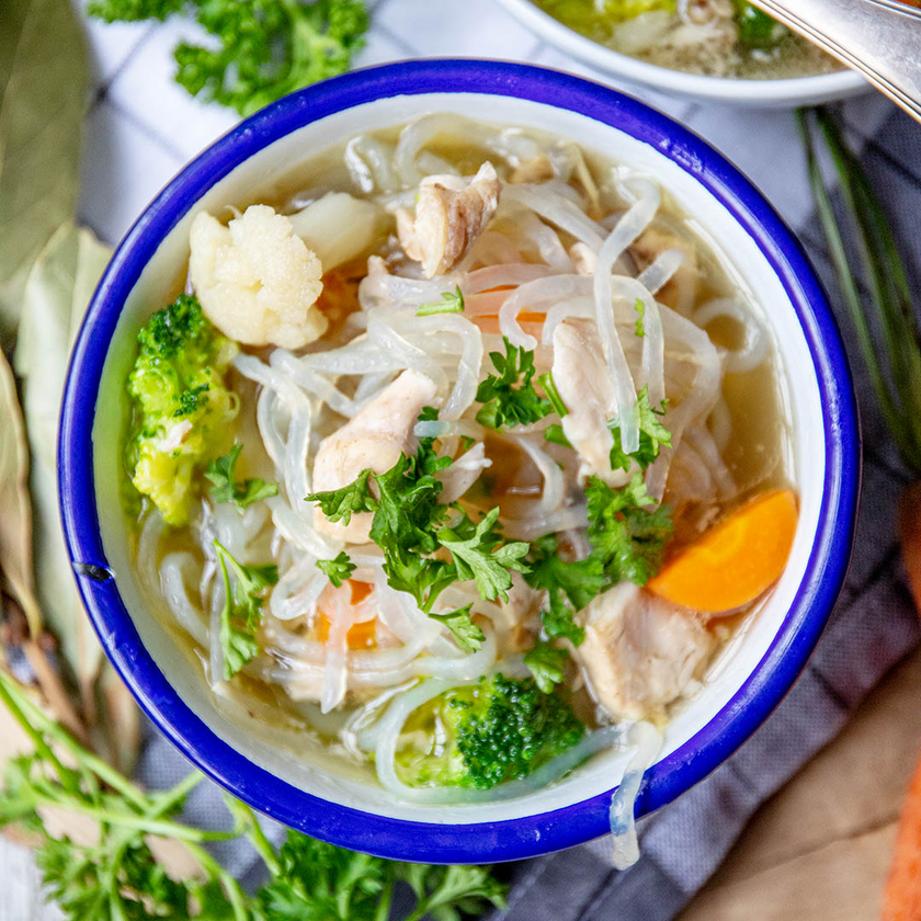 Klassische Low-Carb & Keto Hühnersuppe mit Nudeln