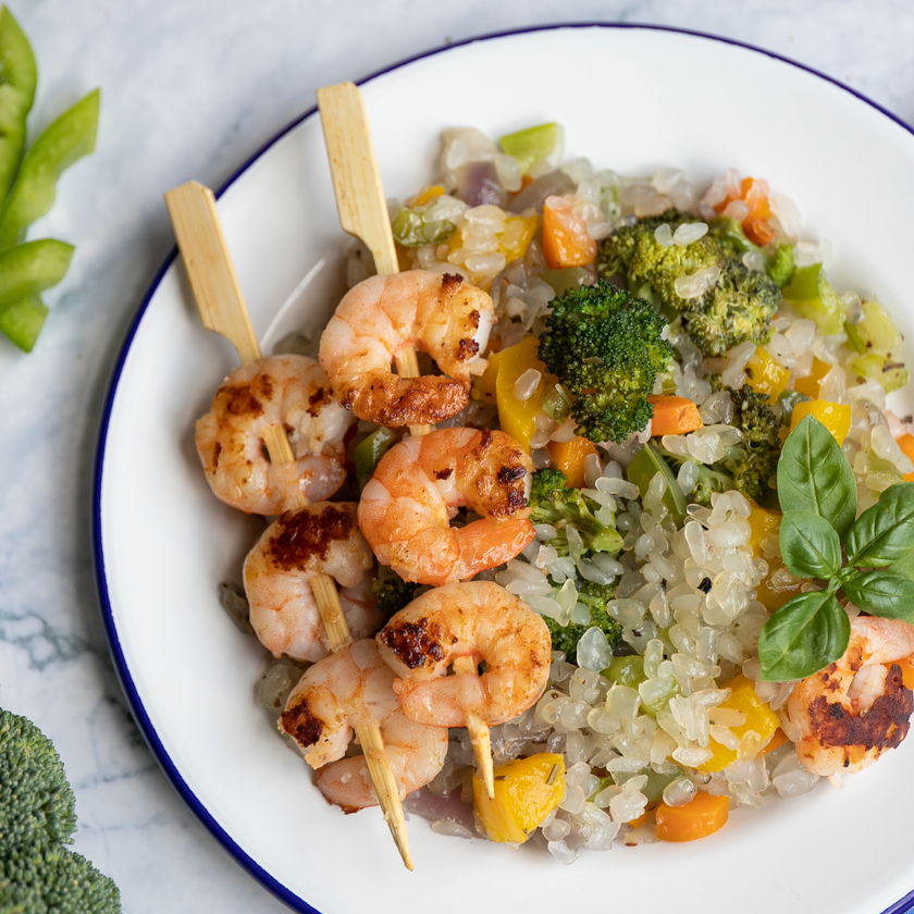Keto Reispfanne mit Garnelenspießen