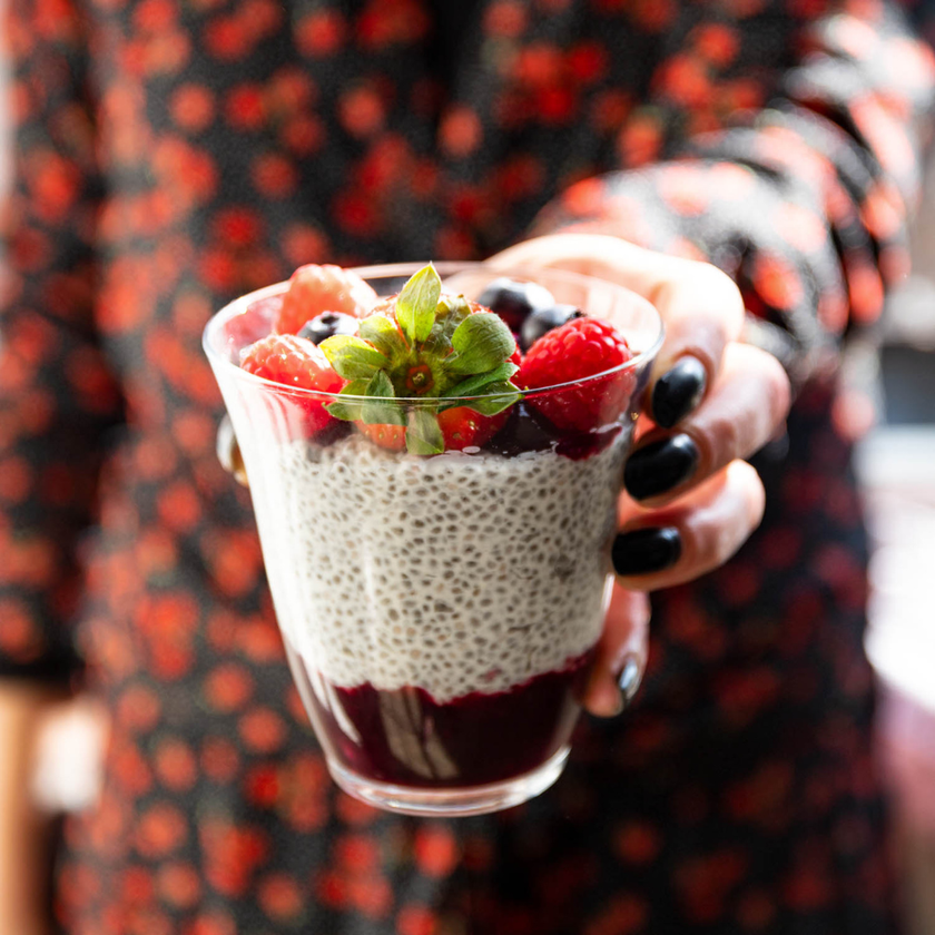 Veganer Chia-Pudding mit zuckerfreier Marmelade