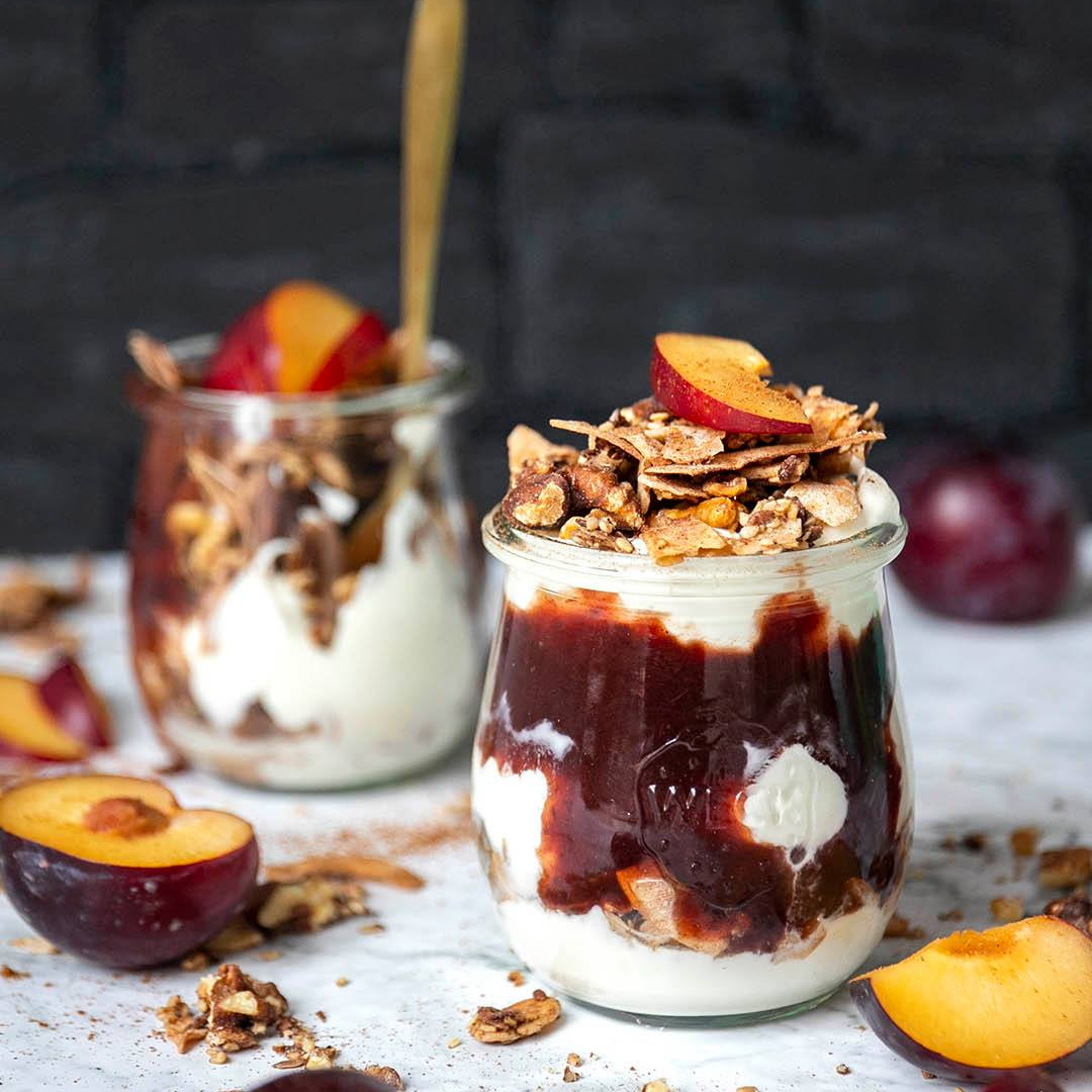 Orientalisches Low-Carb Pflaumen Crumble im Glas