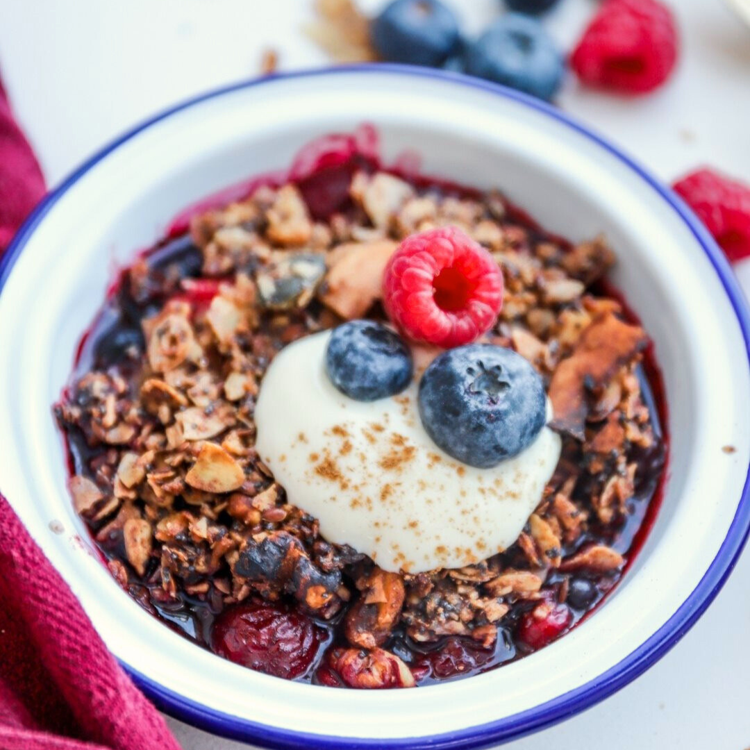 Low-Carb Berry Crumble mit Zimt Granola