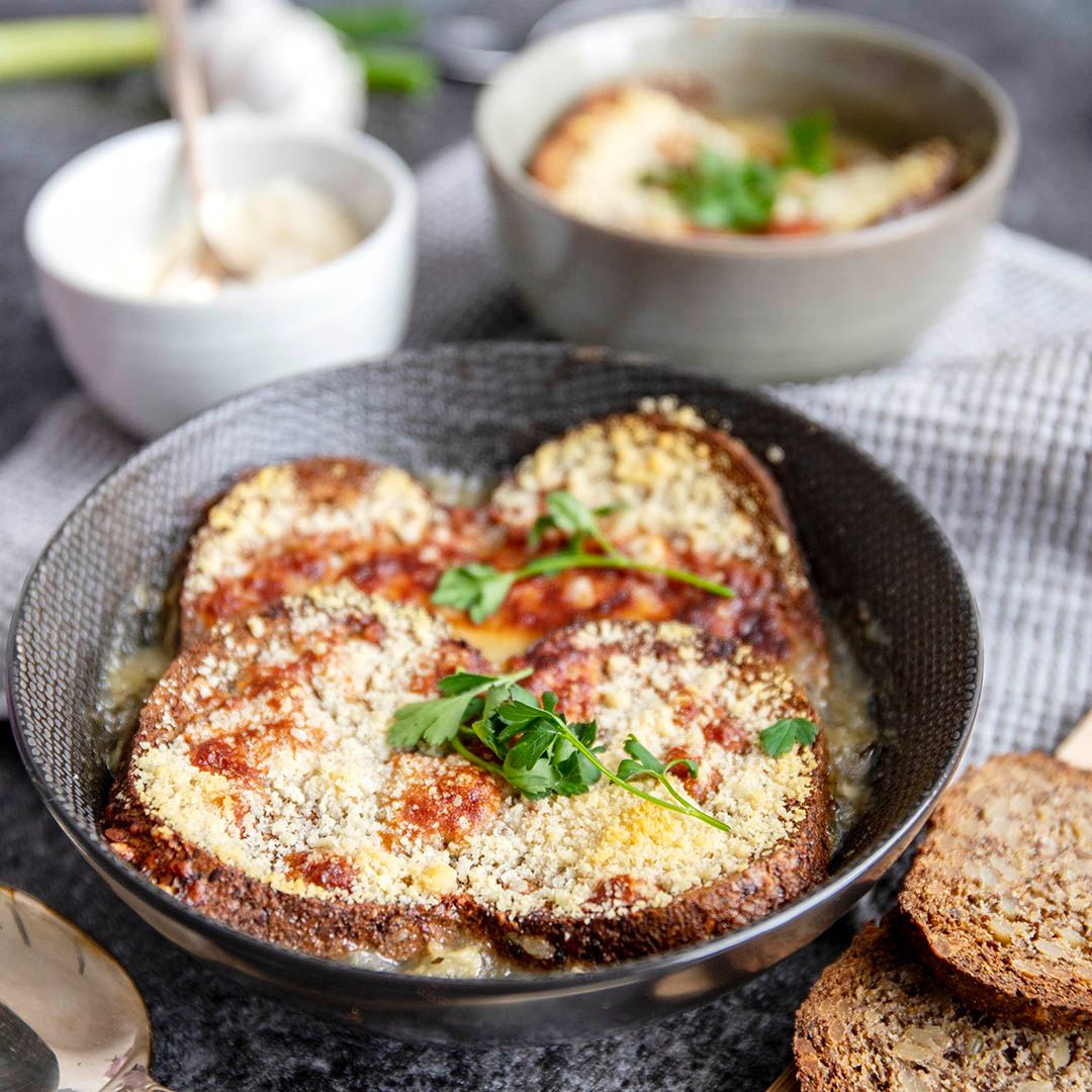 Keto Zwiebelsuppe mit überbackenem Low-Carb Brot
