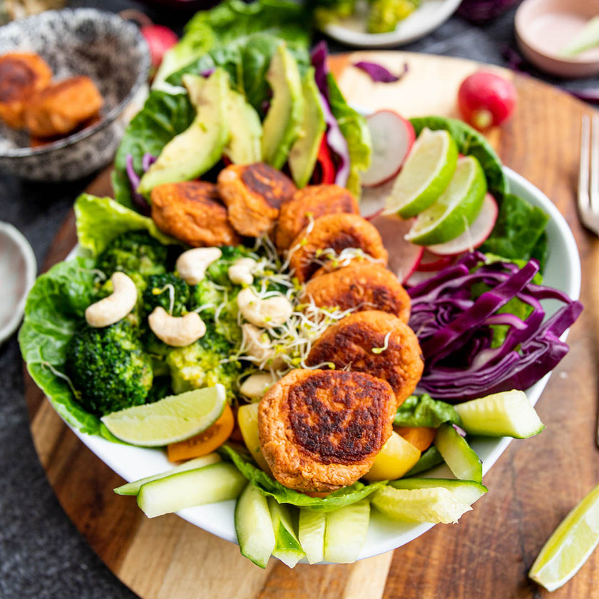 Low-Carb & Keto Salat-Bowl mit Jackfruit-Bällchen