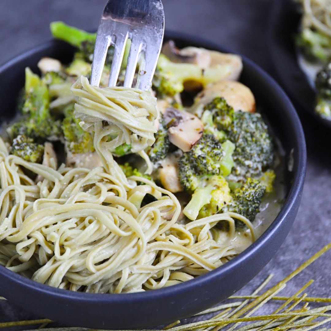Cremige Low-Carb Hähnchen-Brokkoli-Pasta