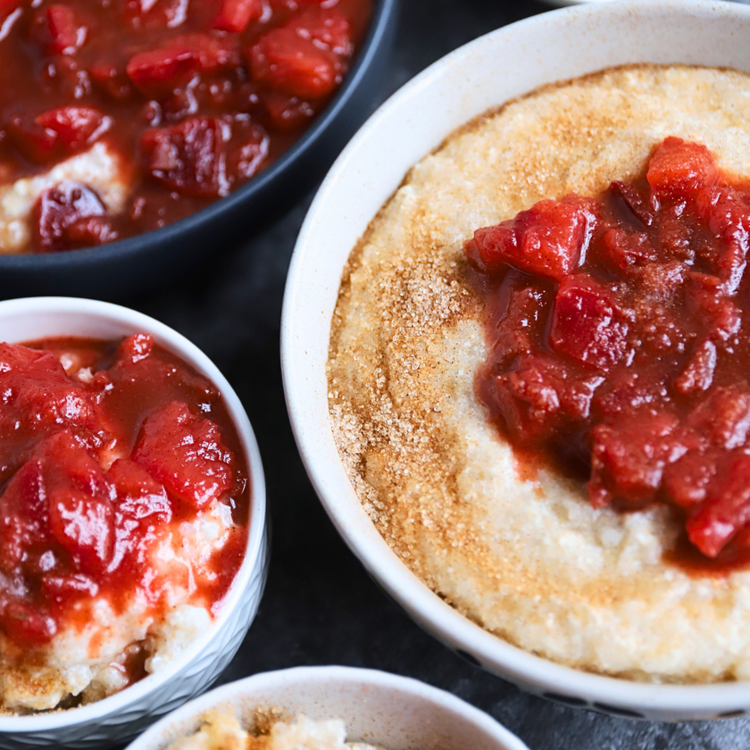 Low-Carb Protein-Grießbrei mit Pflaumen & Zimt