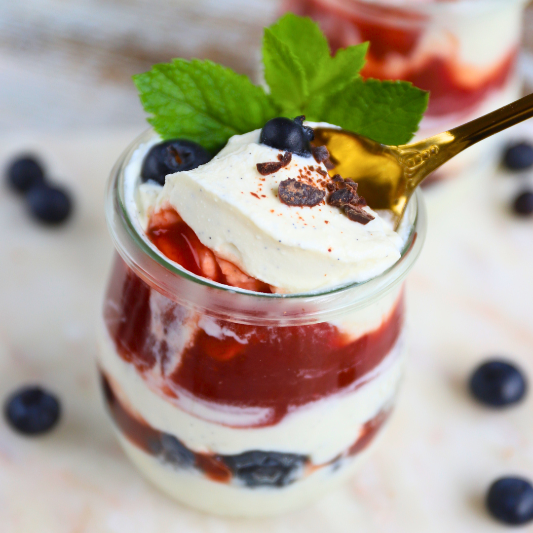 Low-Carb Schichtdessert mit Beeren