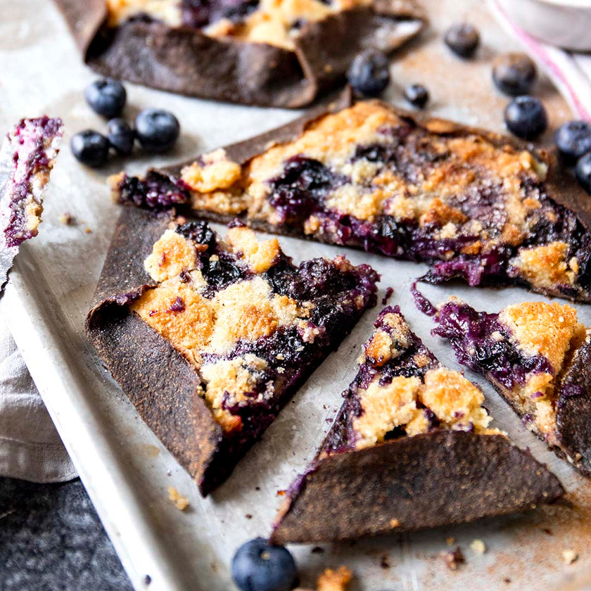 Low-Carb Galette mit Streuseln und Blaubeeren