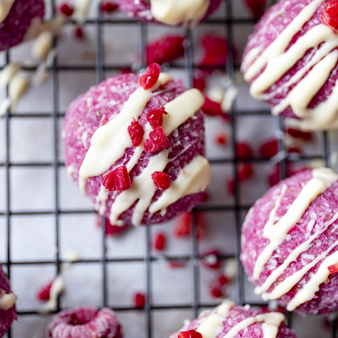 Vegane Keto Himbeer Macadamia Fat Bombs