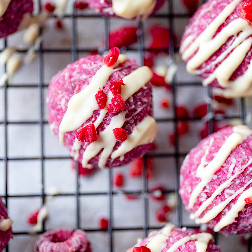 Vegane Keto Himbeer Macadamia Fat Bombs