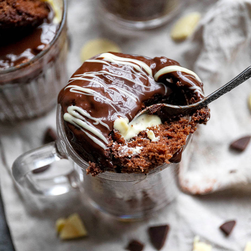 Schoko Mikrowellen-Kuchen mit weißem Schokokern