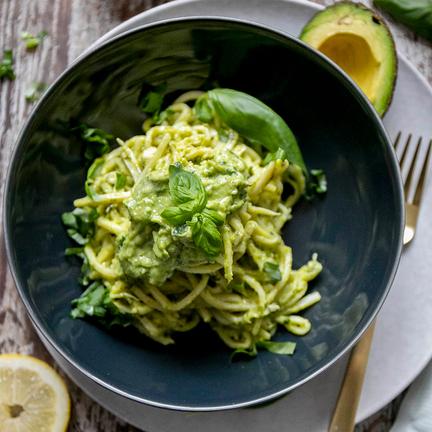 Vegane Keto Pasta mit Avocado-Pesto