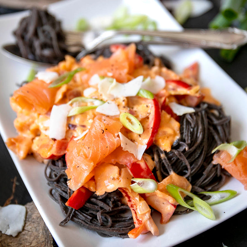 Schwarze Low-Carb Pasta mit Kokossoße und Lachs