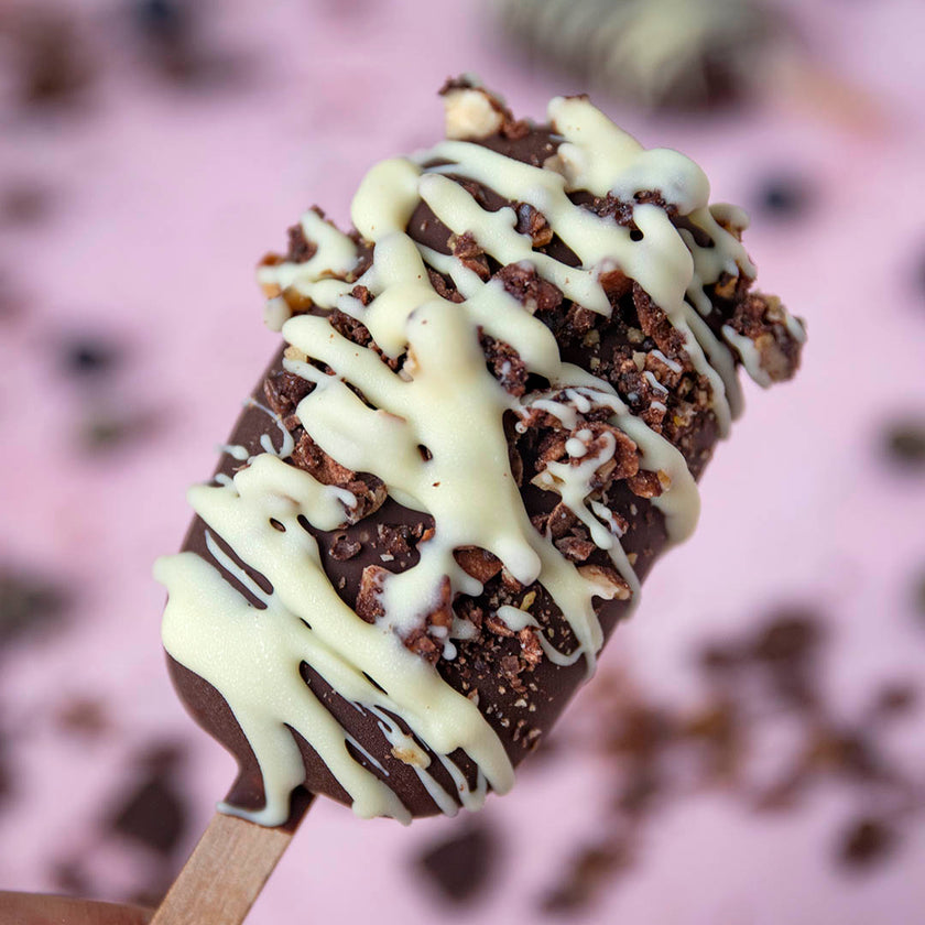 Low-Carb & Keto Waldbeer-Eis mit Schoko-Crunch