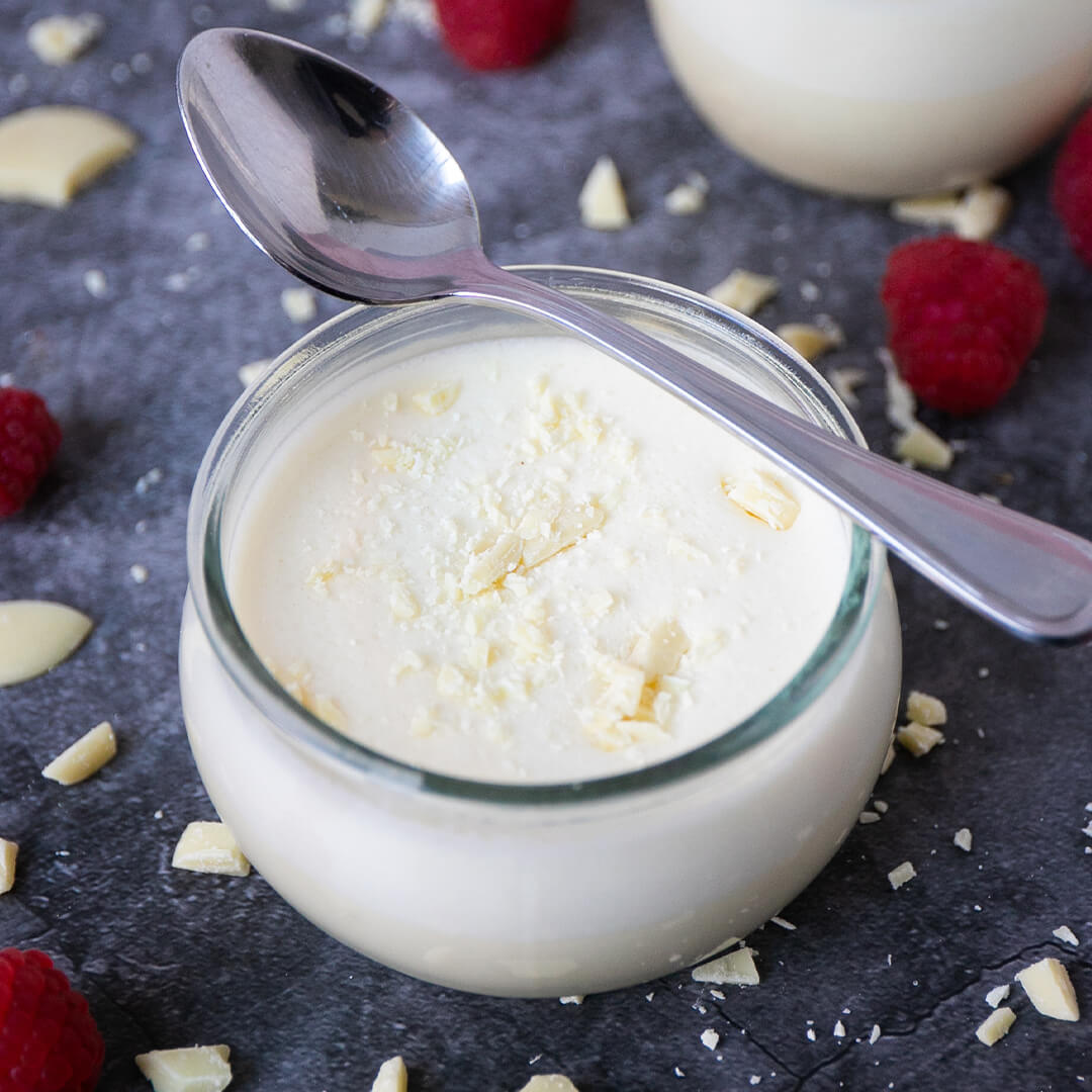 Weißes Low-Carb Schoko-Mousse