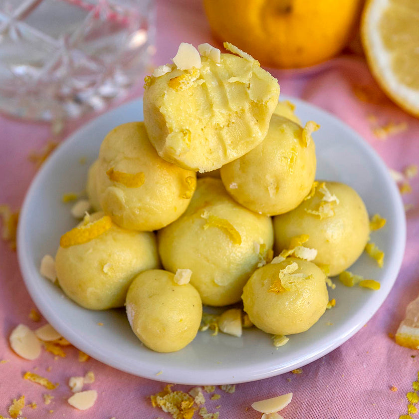 Low-Carb Zitronen Fat Bombs mit weißer Schokolade