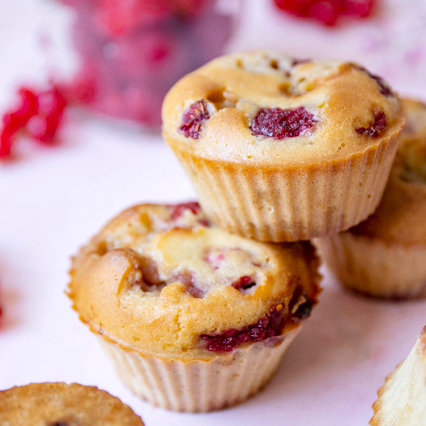 Low-Carb & Keto Himbeer Muffins mit weißer Schokolade