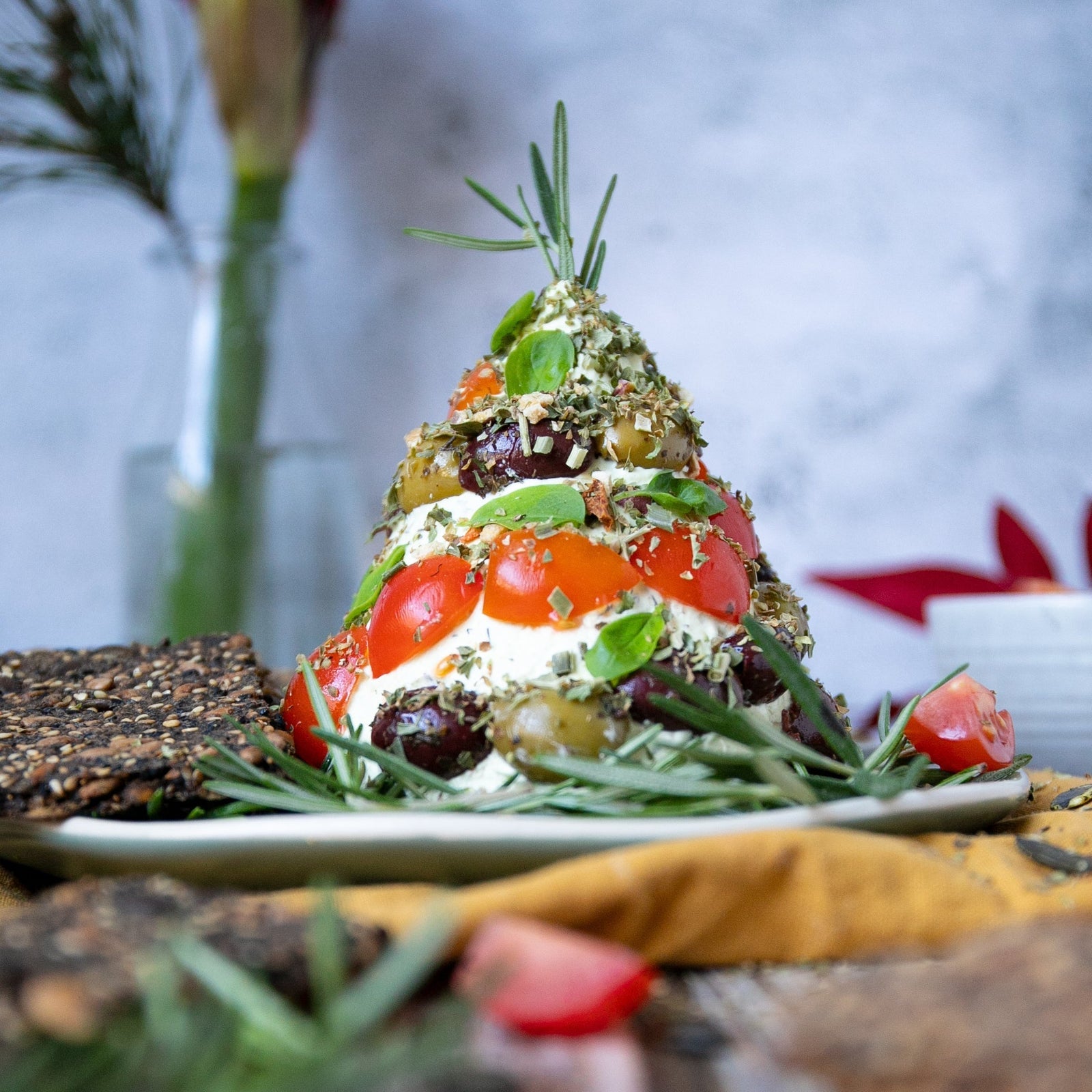 Keto Frischkäse-Weihnachtsbaum zum Dippen