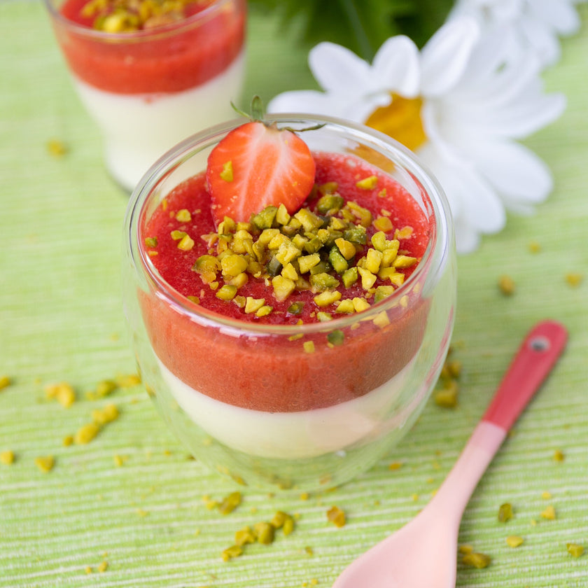 Low-Carb & Keto Panna Cotta mit Erdbeeren