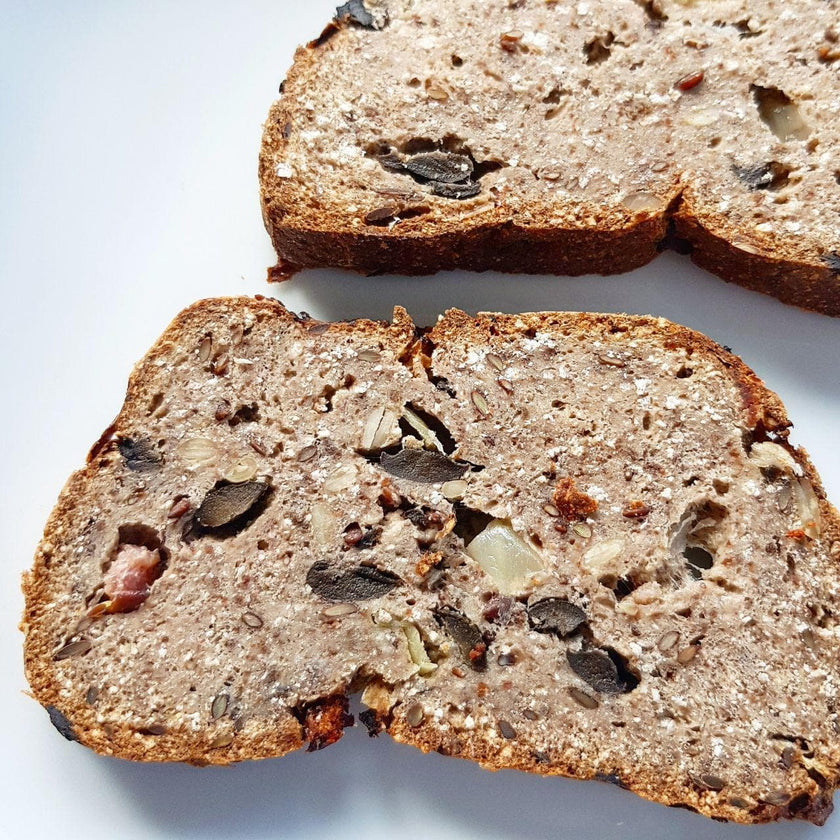 Herzhaftes Keto Oliven-Zwiebel-Speckbrot